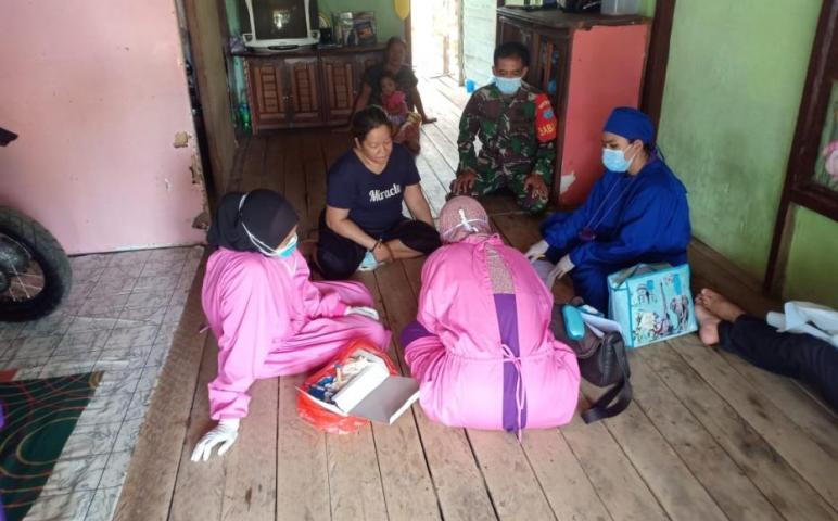 Babinsa Sungai Pinyuh bersama Bhabinkamtibmas dan Tenaga Medis Gencarkan Tracing Covid-19
