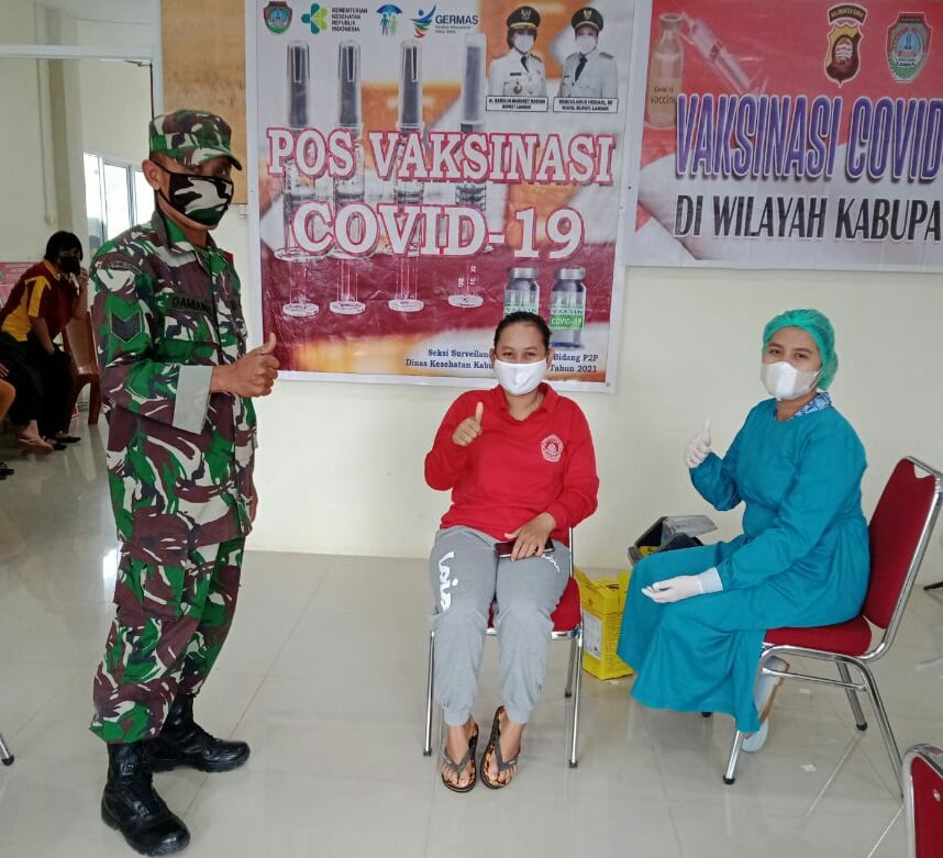 Vaksinasi Para Guru di Puskesmas Pahauman Dipantau Oleh Babinsa Koramil Sengah Temila