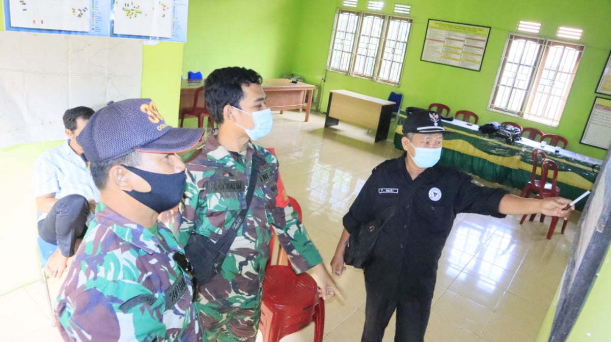Babinsa Koramil Ngabang Tingkatkan Koordinasi dengan Pemdes Temiang Sawi