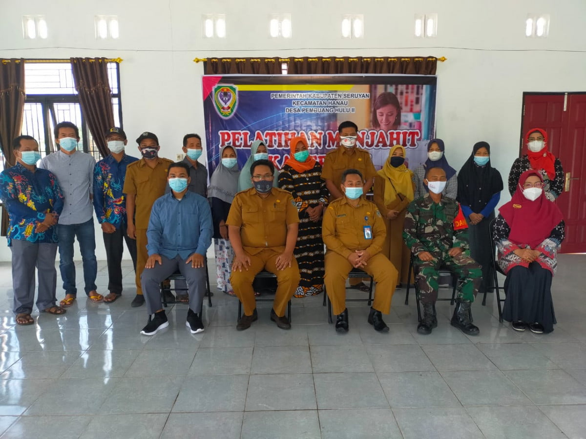 Danramil 1015-16/Hanau Tinjau Pelatihan Menjahit Ibu-Ibu PKK Desa Pembuang Hulu II