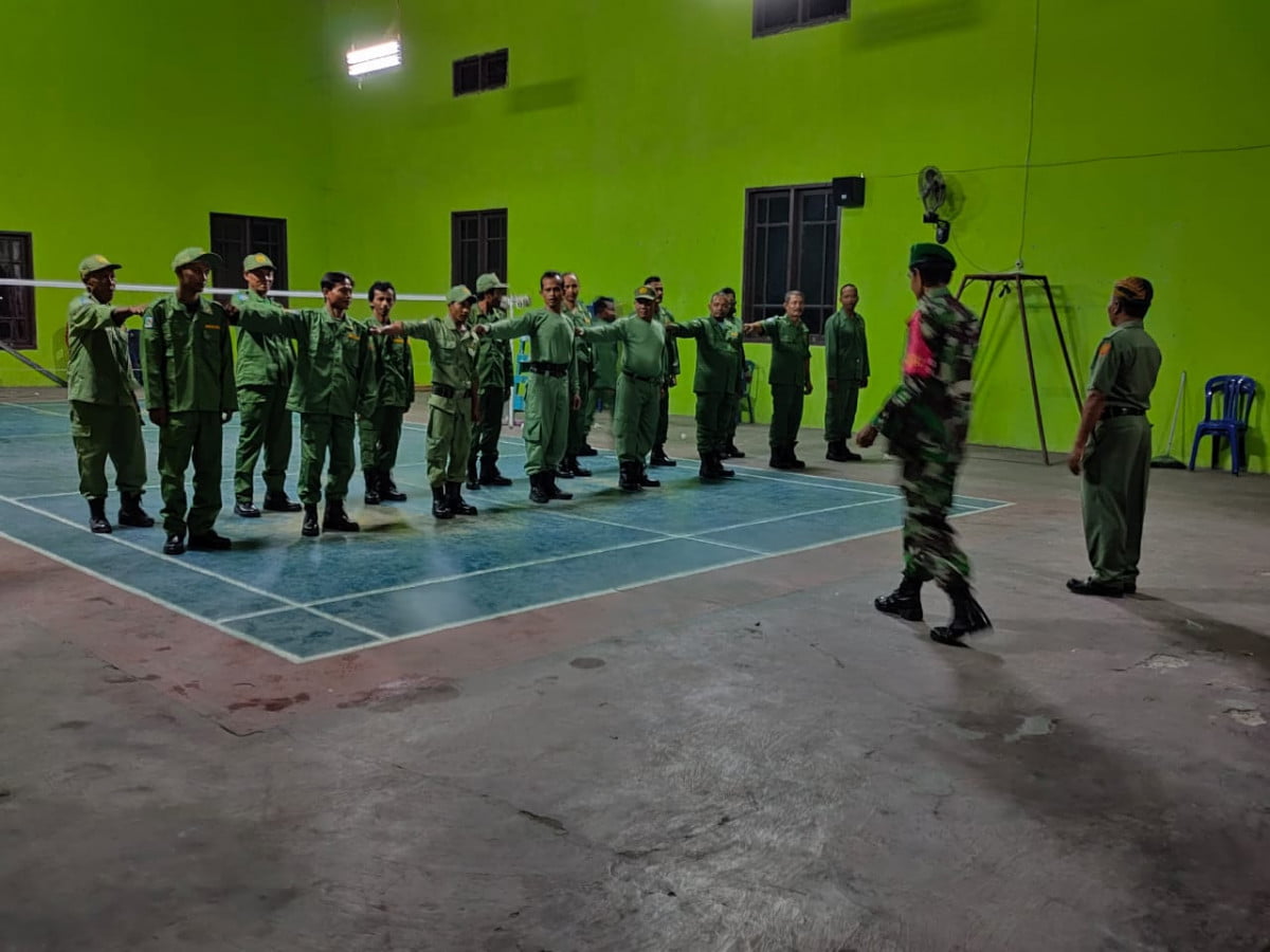“Pemberian materi Wasbang, Babinsa Koramil 02/Kolam berikan materi PBB pada Hansip di Ds. Pangkalan Satu”