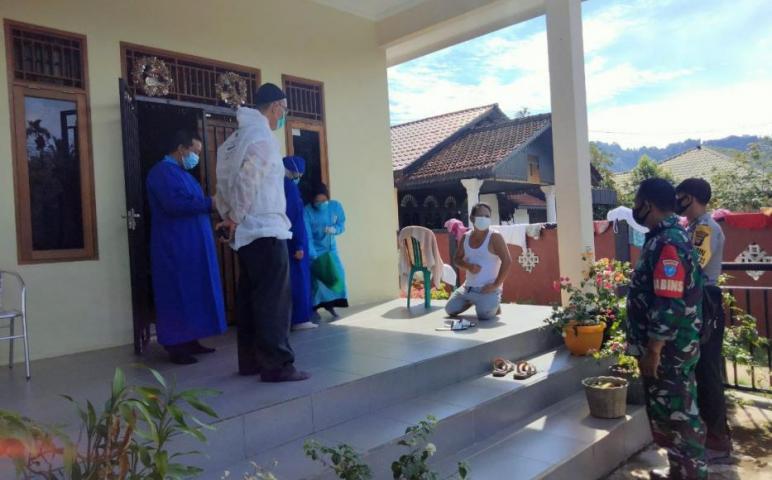 TNI/ Polri Beserta Tenaga Kesehatan Melakukan Pemantauan Terhadap Pasien Suspeck Covid 19 di Anjungan