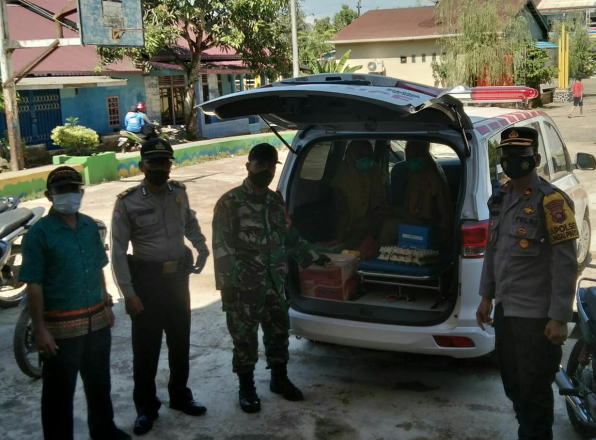 Babinsa Pinyuh Bersama Bhabinkamtibmas Serahkan Sembako Kepada Masyarakat Terkonfirmasi Covid-19