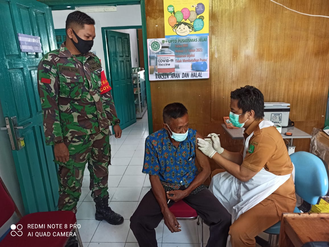 Ciptakan Rasa Aman Dan Nyaman, Babinsa Koramil 1014-08/Jelai Dampingi Warganya Laksanakan Vaksinasi