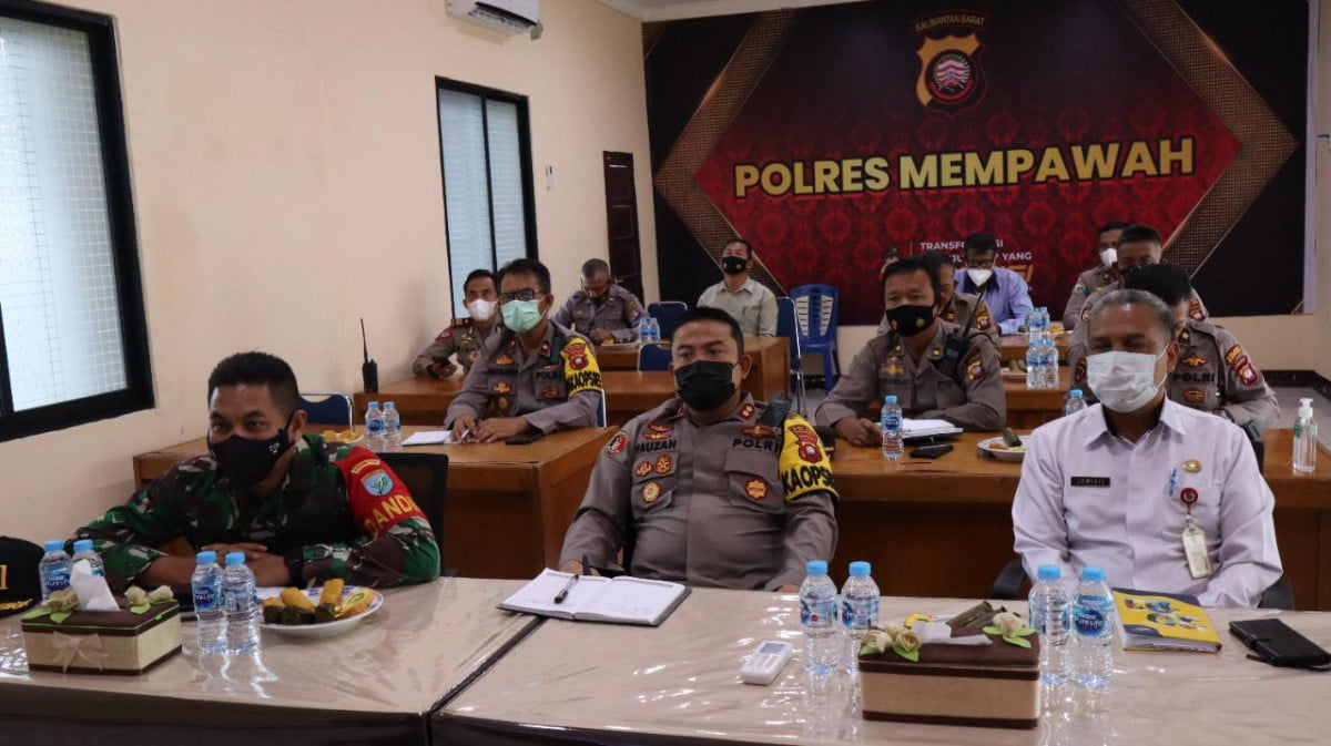 Babinsa Sungai Pinyuh Dampingi Tim Tracer Lakukan Tracing Kepada Warga Terkonfirmasi Covid 19