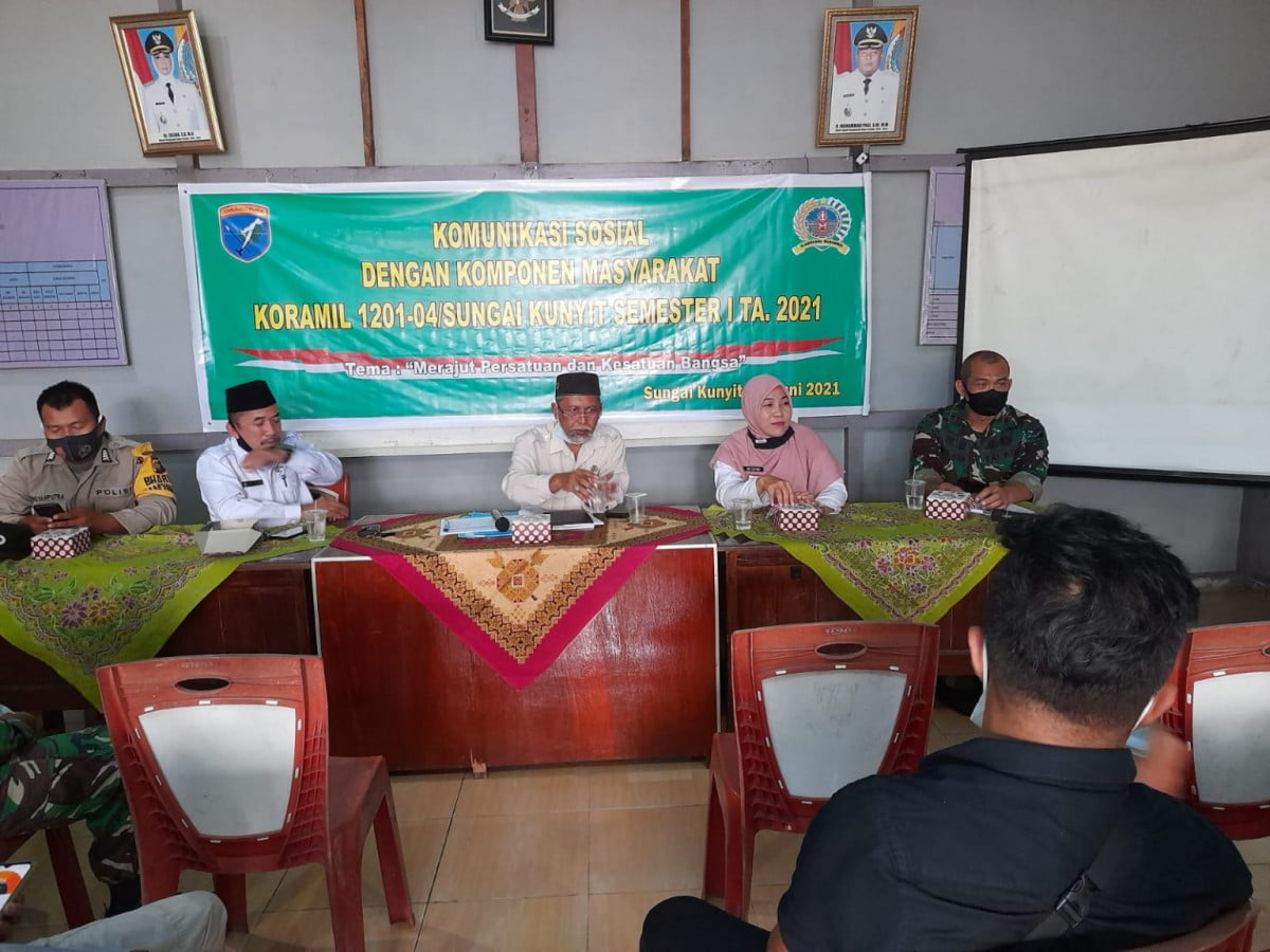 Komsos di Sungai Kunyit, Danramil Ajak Masyarakat Lakukan Komunikasi Dua Arah dengan TNI