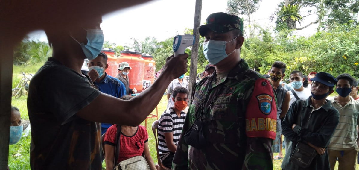Pentingnya Cek Suhu Badan, Babinsa Jelaskan Manfaatnya