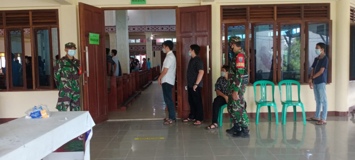 Koramil Menyuke Amankan Misa di Gereja Darit