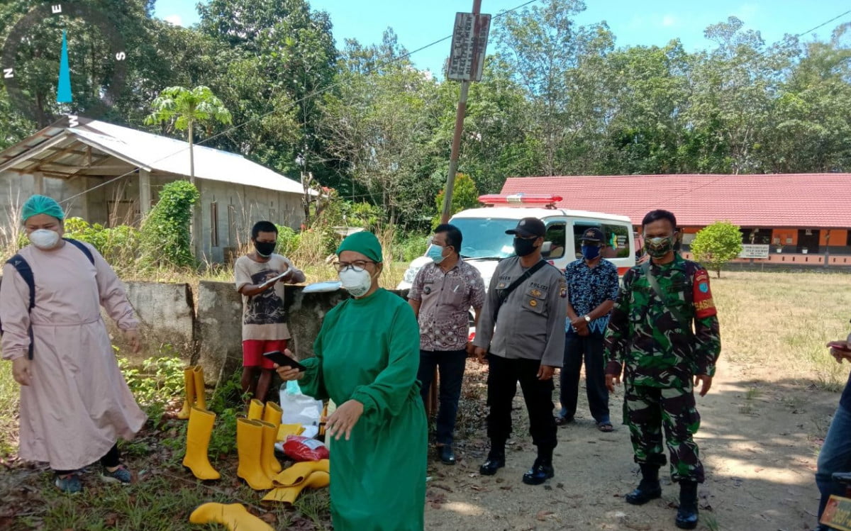 Babinsa Mempawah Hulu Dampingi Pemakaman Pasien Covid-19 di Desa Garu