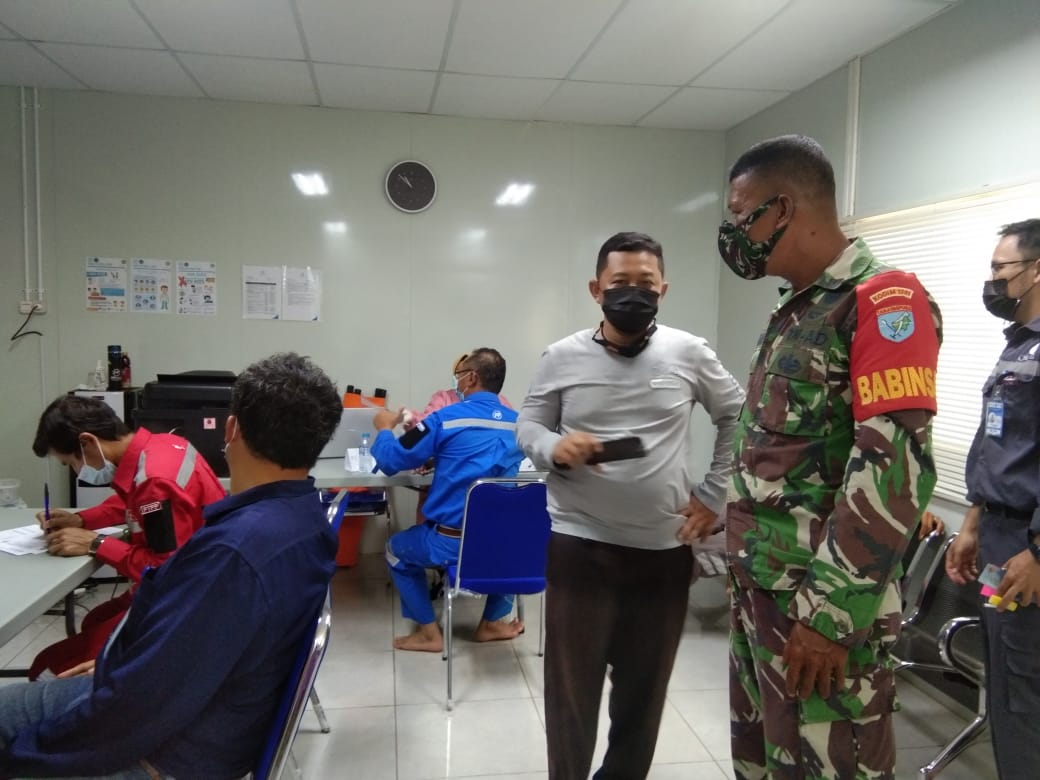 Babinsa Sungai Sungai Kunyit Lakukan Pengamanan Vaksinasi Massal Covid-19 untuk Ciptakan Rasa Aman dan Nyaman