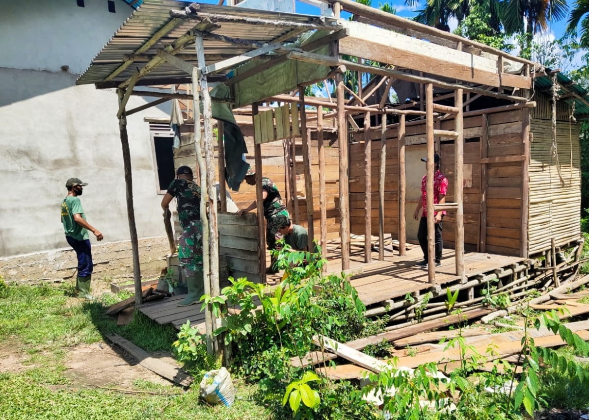 Danramil Mempawah Hulu Pimpin Rehab RTLH di Desa Bilayuk