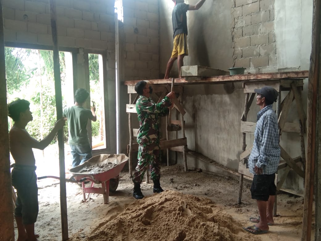 Bantu Pekerjaan, Cara Babinsa Menjalin Bangun Interaksi dengan Warga