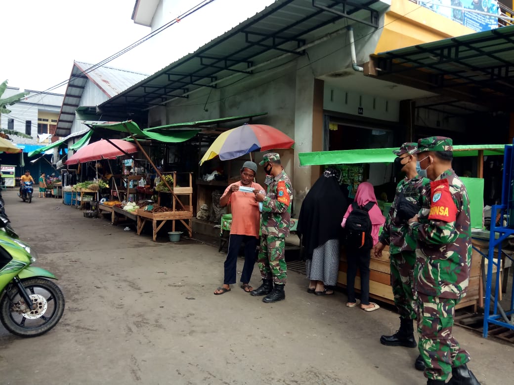 Babinsa Koramil01/Jungkat Bagikan Masker ke Pengunjung Pasar