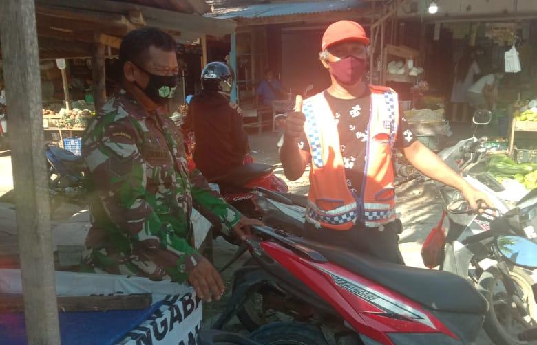 Masuk Pasar, Babinsa Koramil Ngabang Imbau Pedagang Patuhi Prokes