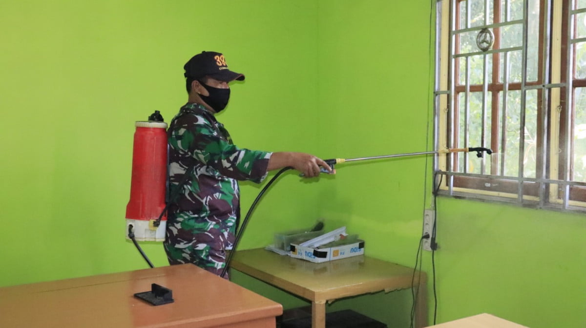 Babinsa Koramil Ngabang Keliling Bagikan Masker Gratis Bersama Perangkat Desa Temiang Sawi