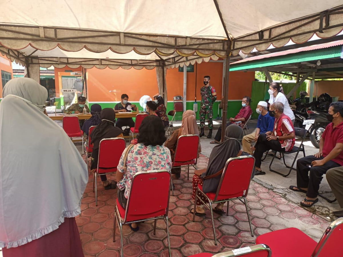 “Babinsa koramil 01/Arsel Praka Aryadi Melaksanakan giat monitoring pelaksanaan pemberian vaksinasi terhadap masyarakat”