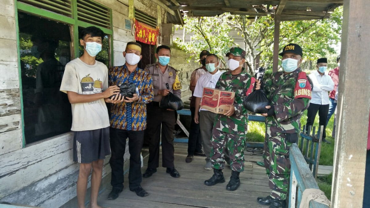 Bersama Aparatur Desa, Babinsa Peniraman Salurkan Bantuan untuk Warga Terpapar Covid-19