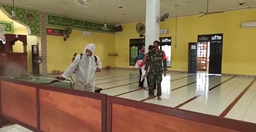 Babinsa Koramil Mandor Lakukan Penyemprotan Disinfektan di Masjid Baitul Jama’iyah