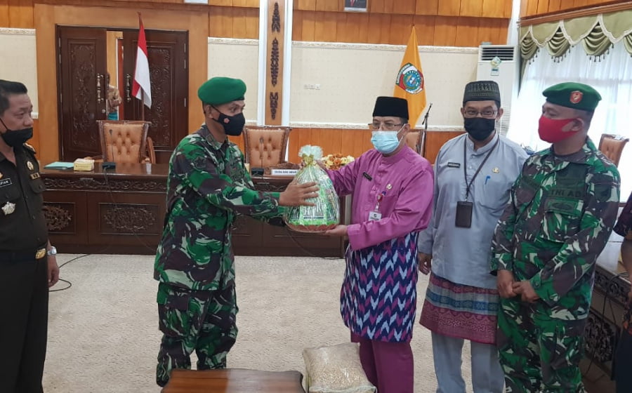 Pasi Ter Kodim 1201/Mph Dampingi Pemkab Serahkan Sarana Pertanian Kepada Satgas Mekanis 643/ Wanara Sakti