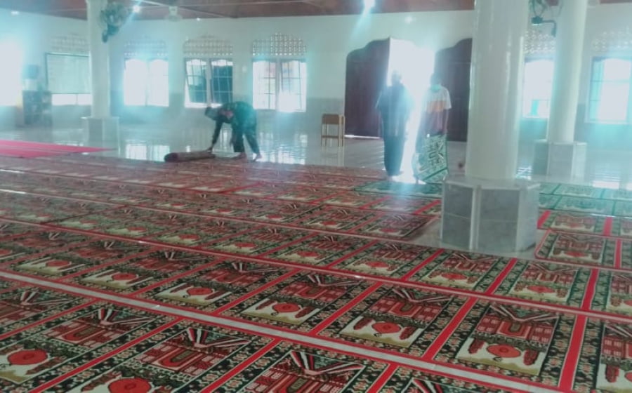 Babinsa Air Besar dan Warga Gotong Royong Bersihkan Masjid