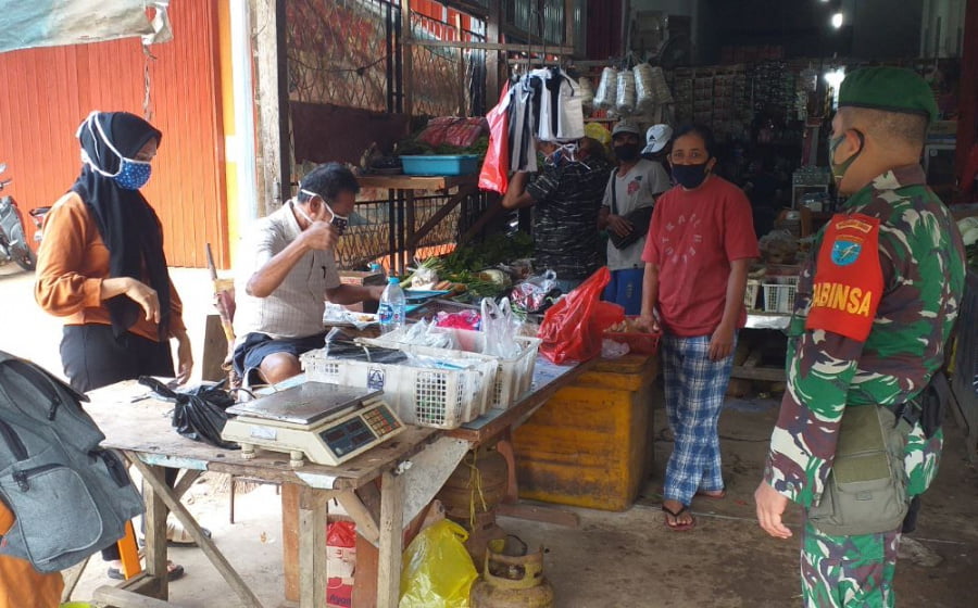 Koramil Sengah Temila Monitoring PPKM Pasar Pahauman