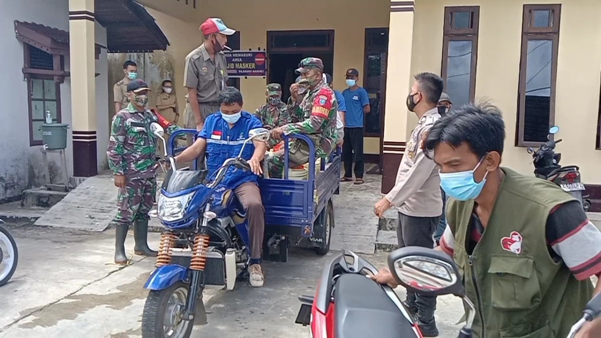 Babinsa Koramil Toho dan Aparatur Desa Sepang Laksanakan Penyemprotan Disinfektan