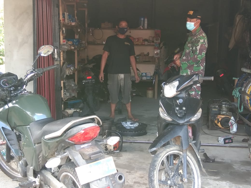 Dengan Komunikasi Sosial, Babinsa Menjalin Berikan Motivasi di Bengkel Motor
