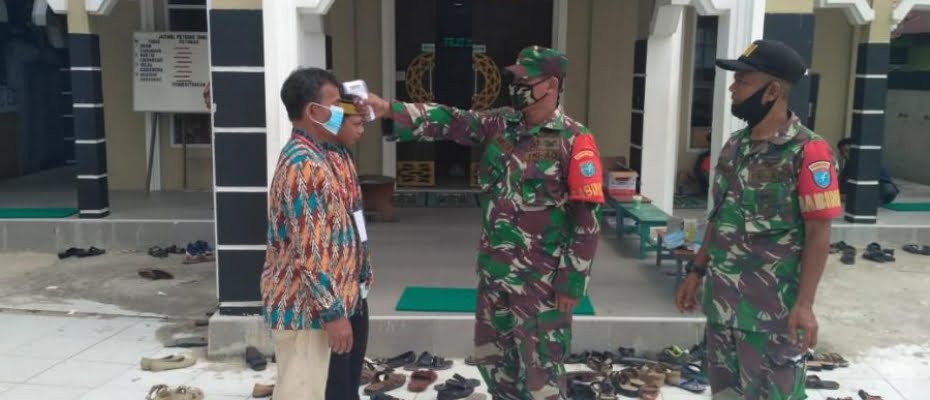 Babinsa Mempawah Hilir Terapkan Prokes Acara Lomba Venue MTQ XXXI