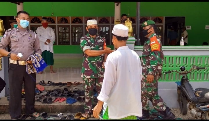 Anggota Koramil Mempawah Hulu Bagikan Masker ke Jamaah Masjid