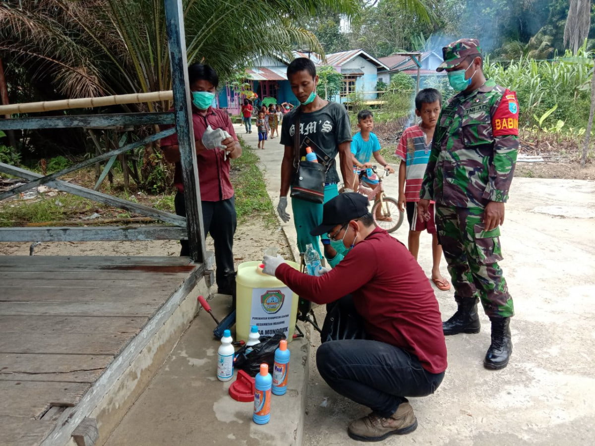 Babinsa dan Satgas Covid-19 Desa Mungguk Rutin Semprotkan Disinfektan di Fasilitas umum