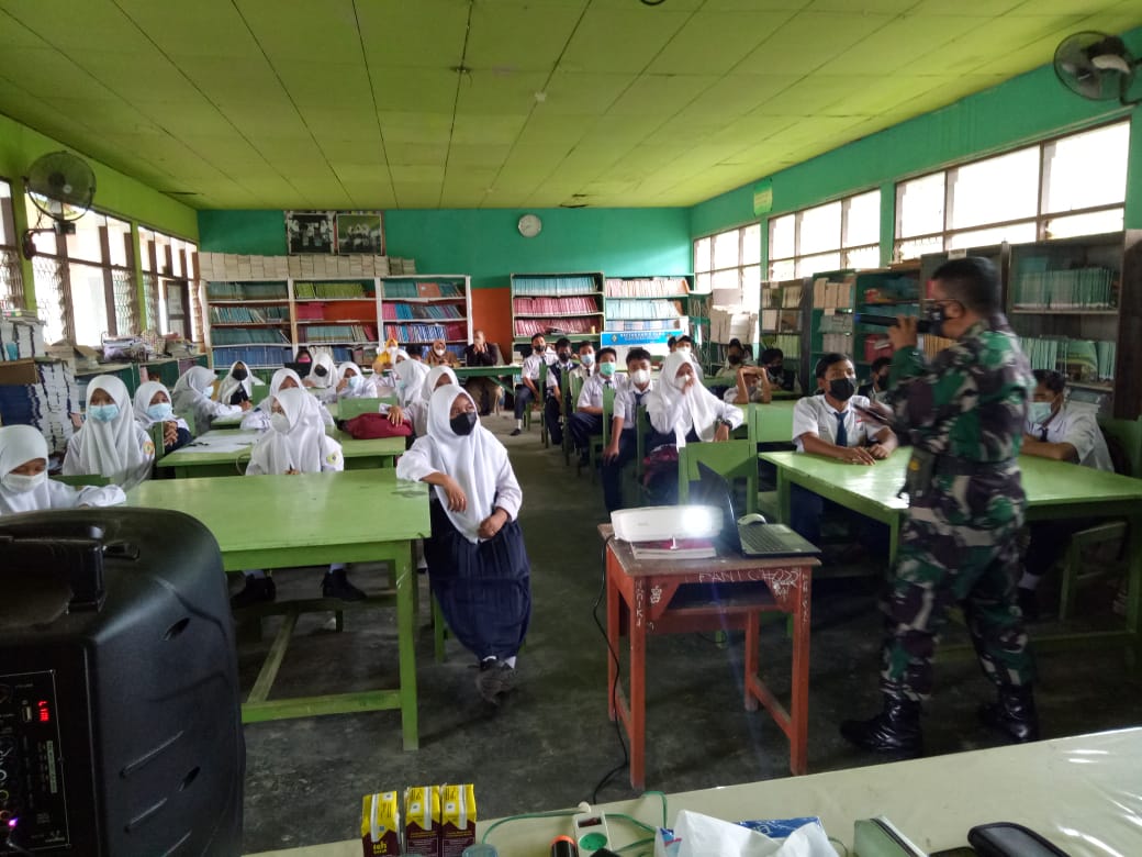 Danramil 1015-08/Mentaya Baru Ketapang berikan “Wasbang” dan bela negara kepada siswa