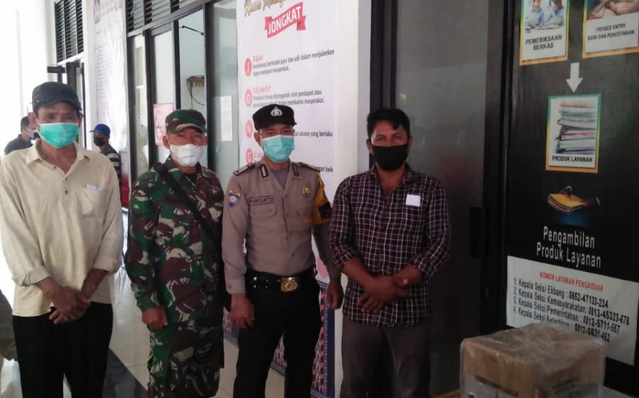 Babinsa Jungkat dan Bhabinkamtibmas Dampingi Dinsos Serahkan Bantuan ke Pelaku UMKM