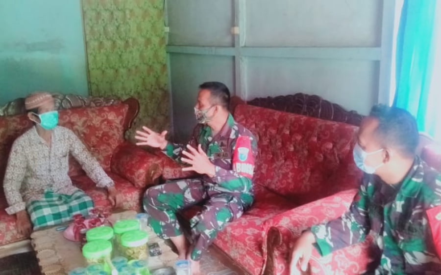 Babinsa Koramil Air Besar Komsos dengan Tokoh Agama