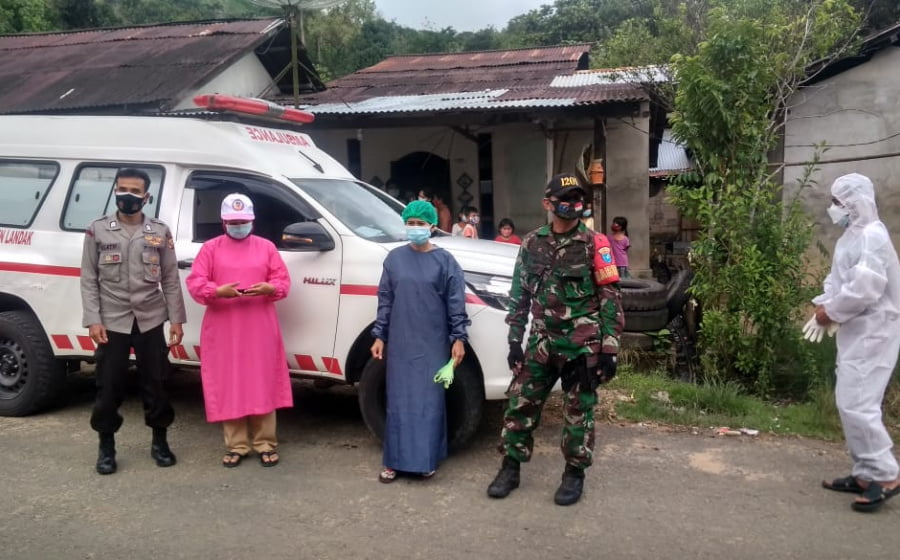Babinsa Mempawah Hulu Dampingi Puskesmas Karangan Tes Swab Warga