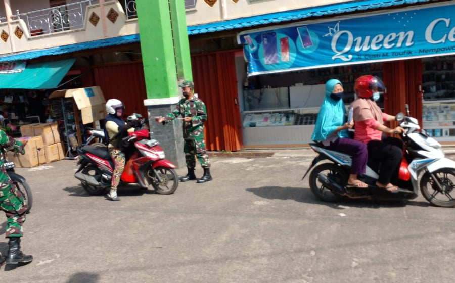 Cegah Penyebaran Covid-19, Kodim 1201/Mempawah Bagi-bagi Masker Gratis untuk Warga