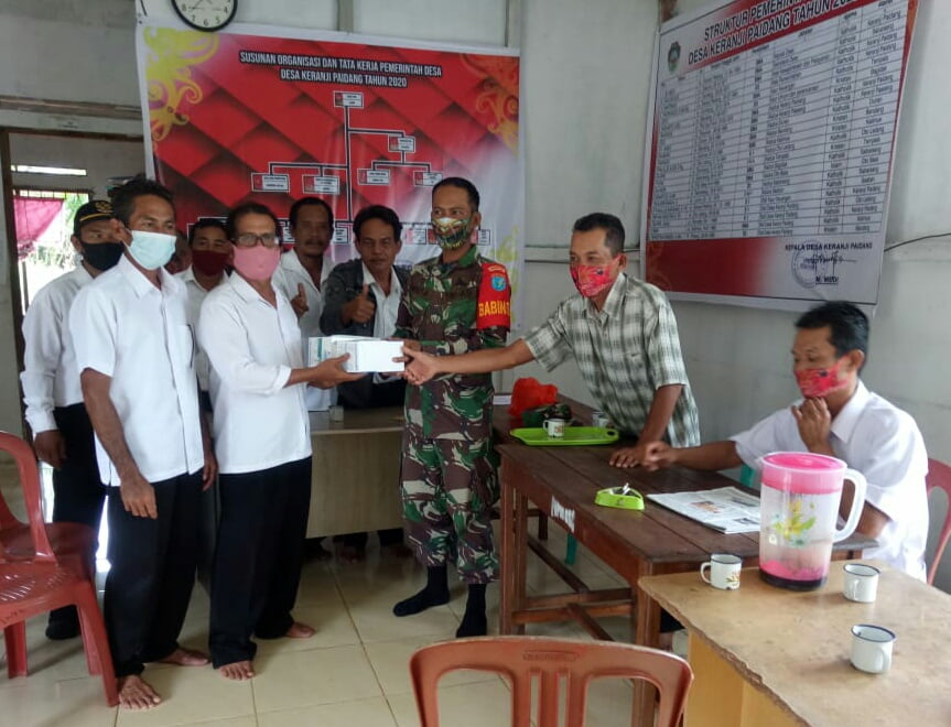Babinsa Koramil Sengah Temila Peduli Warga Desa Bagikan Masker