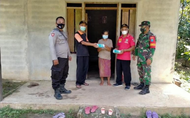 Babinsa dan Bhabinkamtibmas beserta Perangkat Desa Kelampai Serahkan Sembako Kepada Warga 06/01/2021 –  Comments