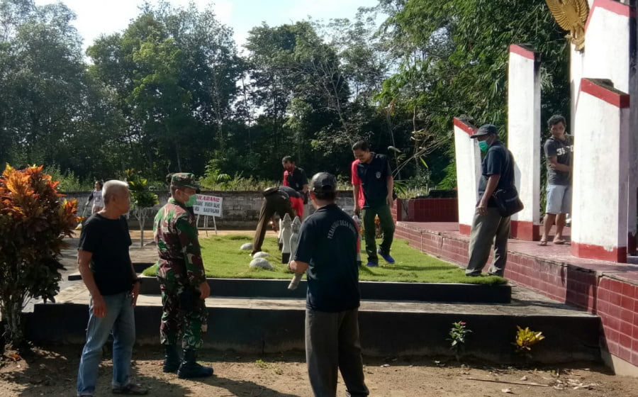 Peringati Hari Lahir Pancasila, Koramil Sengah Temila Karya Bakti di TMP Pak Kasih