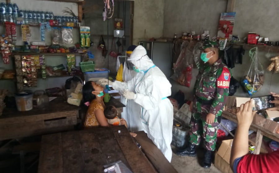Babinsa Koramil Sengah Temila Sigap Kawal Tracing di Desa