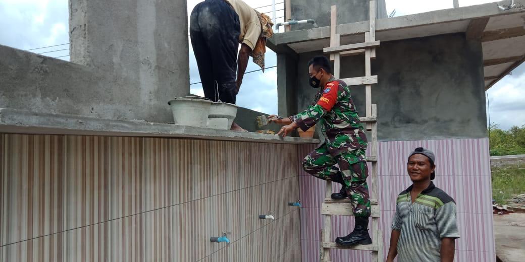Babinsa Koramil 1014-05/P.Banteng Bersama Warga Gotong Royong Pembangunan Mushola
