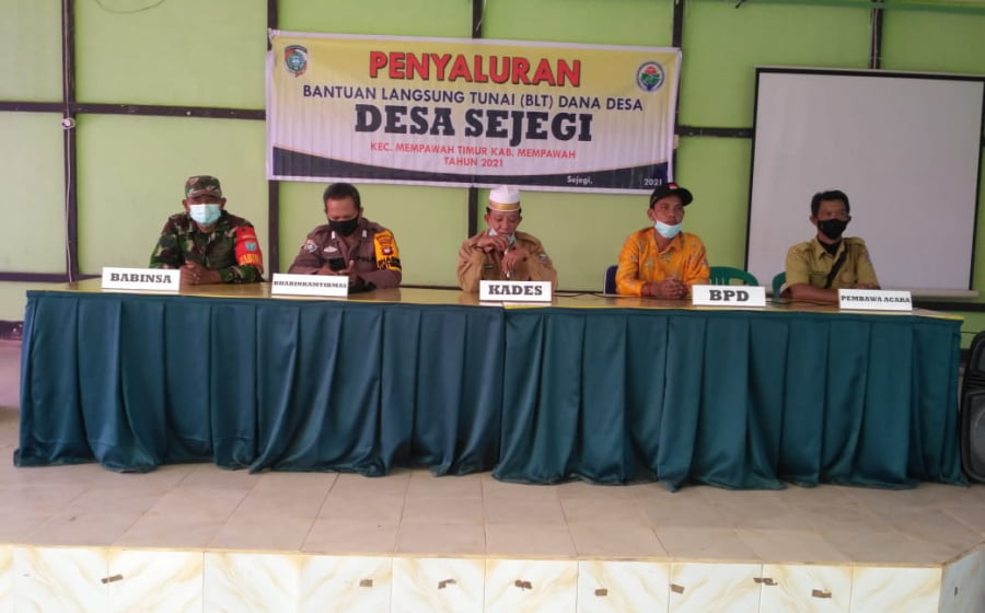 Babinsa Sejegi Dampingi Masyarakat Penerima BLT-DD