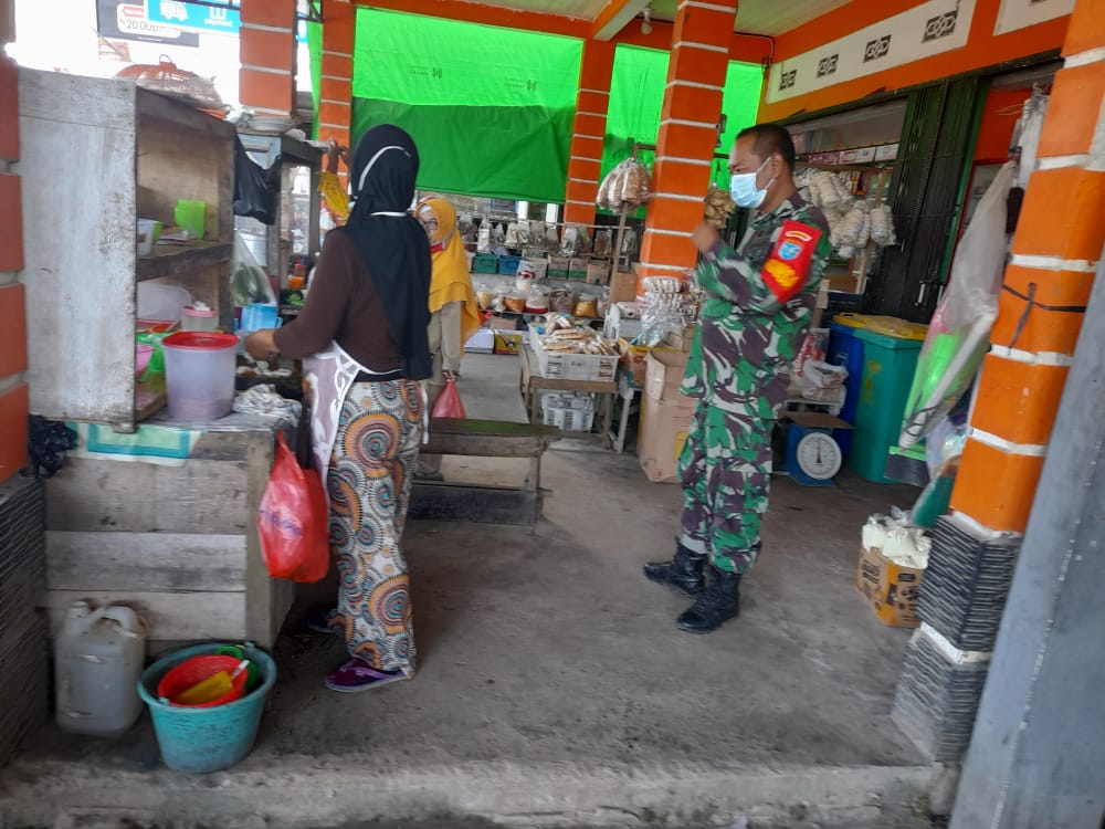 Babinsa Koramil Sungai Kunyit Laksanakan Patroli Prokes di Pasar