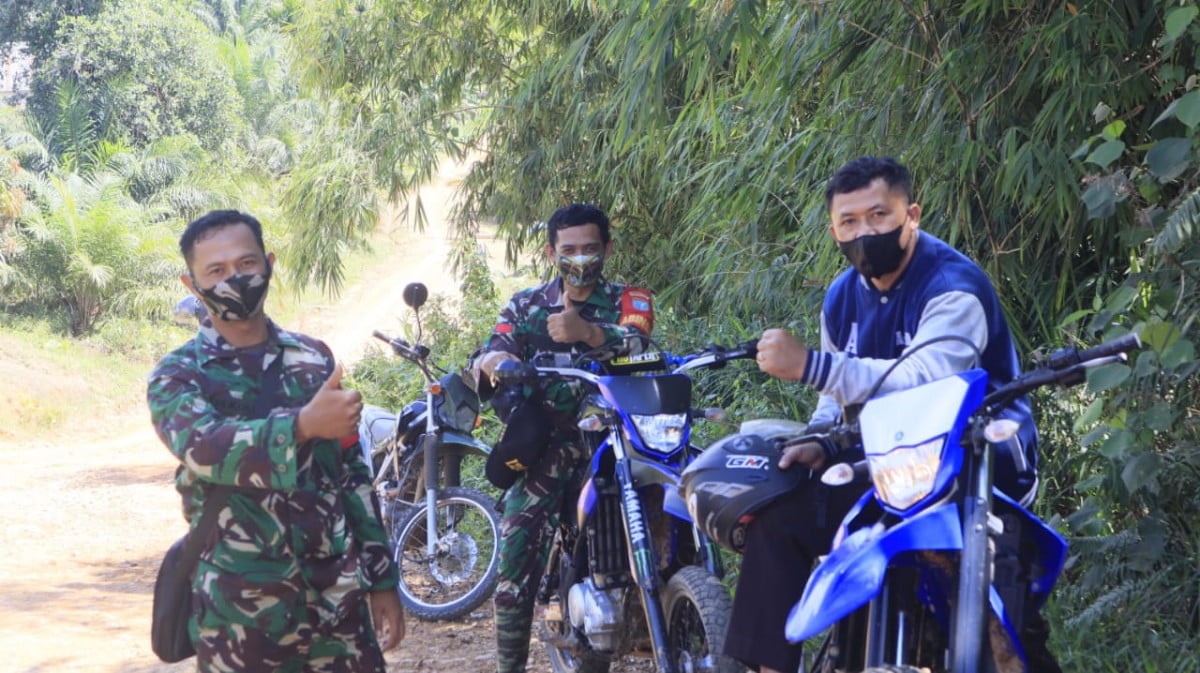Tingkatkan Sinergitas, Kades Kersik Ajak Babinsa Keliling Desa