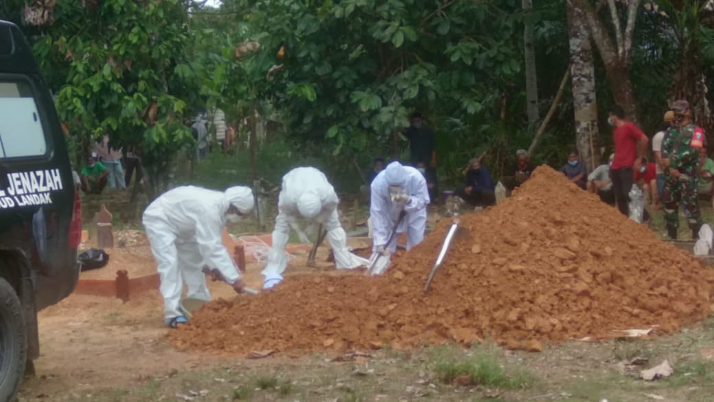 Personel Kodim 1201 Kawal Pemakaman 101 Jenazah dengan Protokol Covid-19