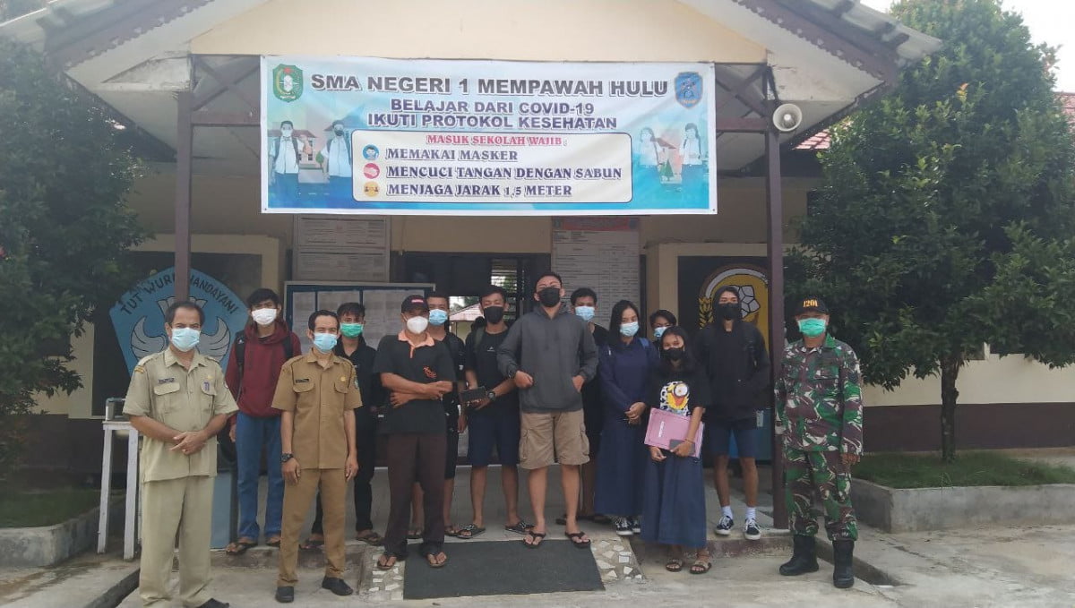 Anggota Koramil Mempawah Hulu Pantau Pendaftaran Siswa Baru