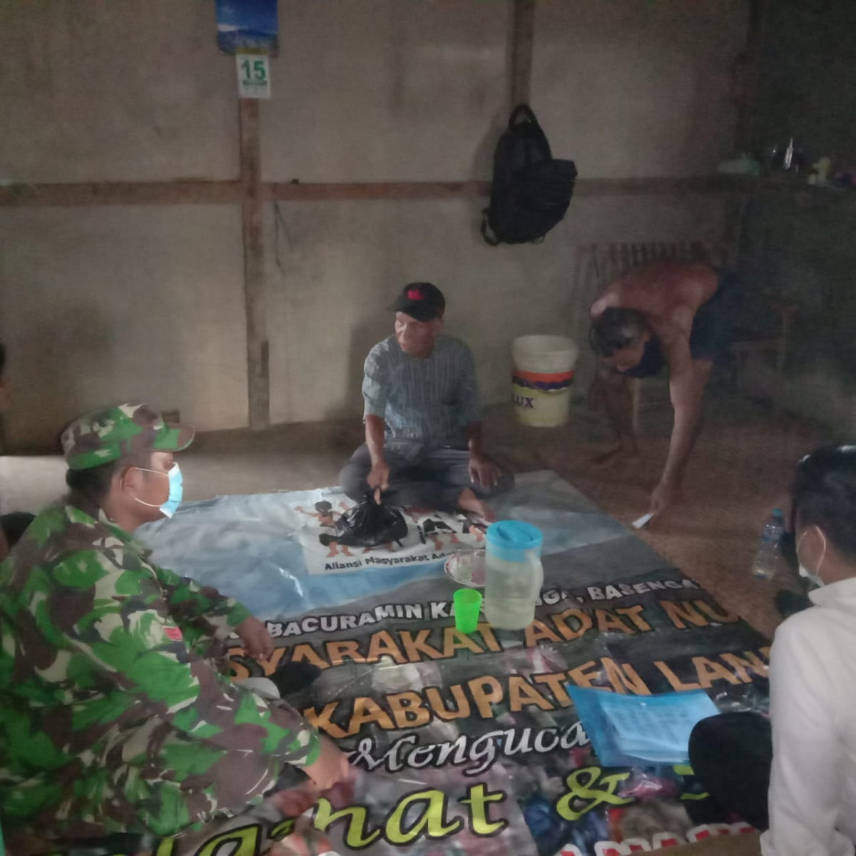 Jalin Keharmonisan, Babinsa Menyuke Laksanakan Komsos Bersama Warga Binaannya