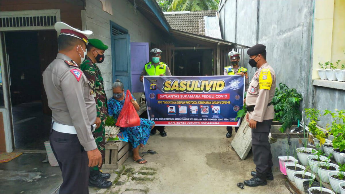 Babinsa Berikan Sembako Kepada Warga Kurang Mampu