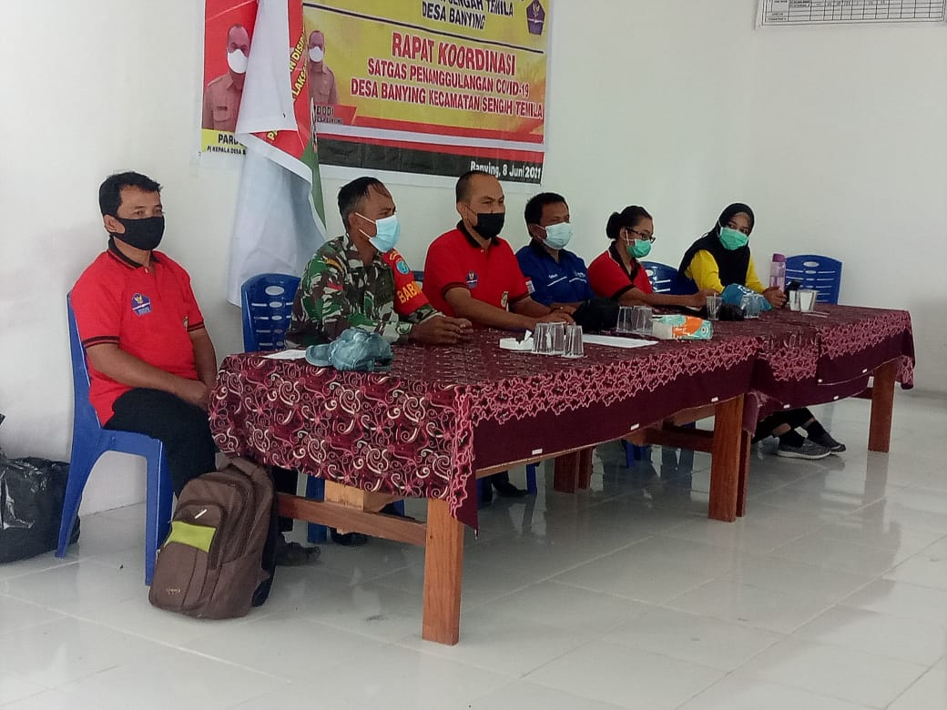 Babinsa Toho Bersama Tim Satgas Penanggulangan Covid 19 Lakukan Sosialisasi Untuk Sukseskan Program Vaksinasi