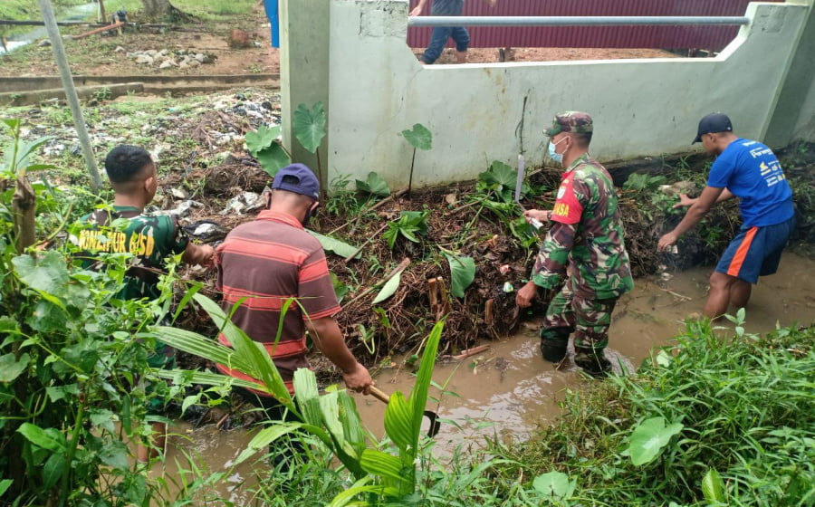 Sabtu Berfaedah, Babinsa Sungai Pinyuh Gotong Royong Bantu Warga