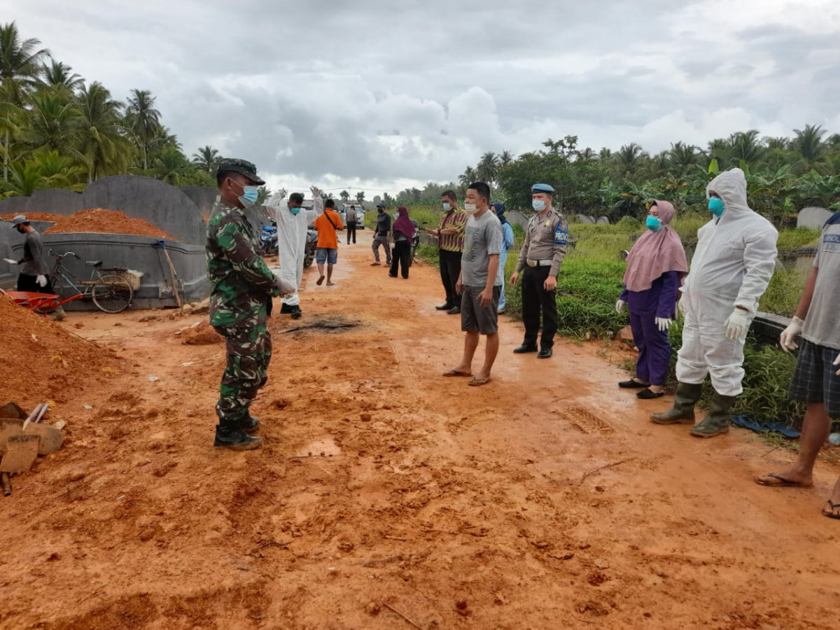 Pemakaman Pasien Covid-19 Dikawal Babinsa Koramil 1201-04 Sungai Kunyit
